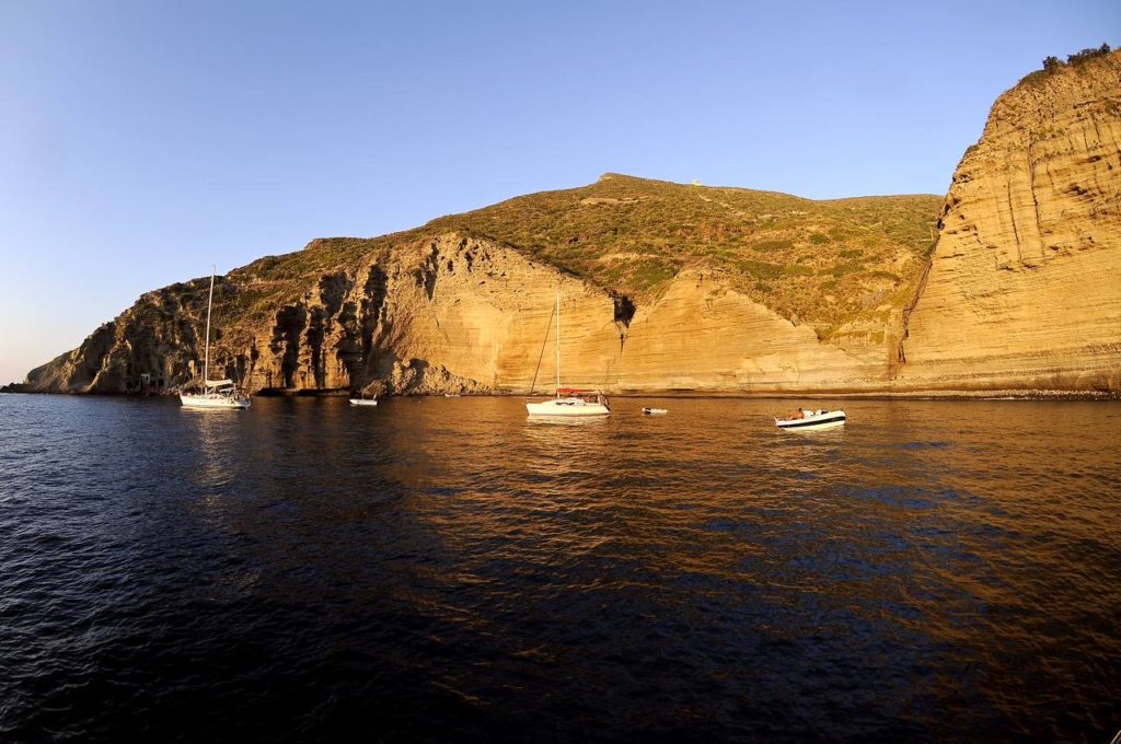 Mare & Vento vacanze in barca a vela Isole Eolie Salina