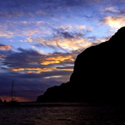 tramonto in barca a vela a Lipari