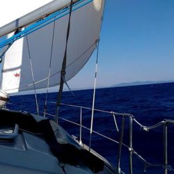 in barca a vela al traverso