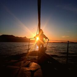 relax in barca a vela al tramonto